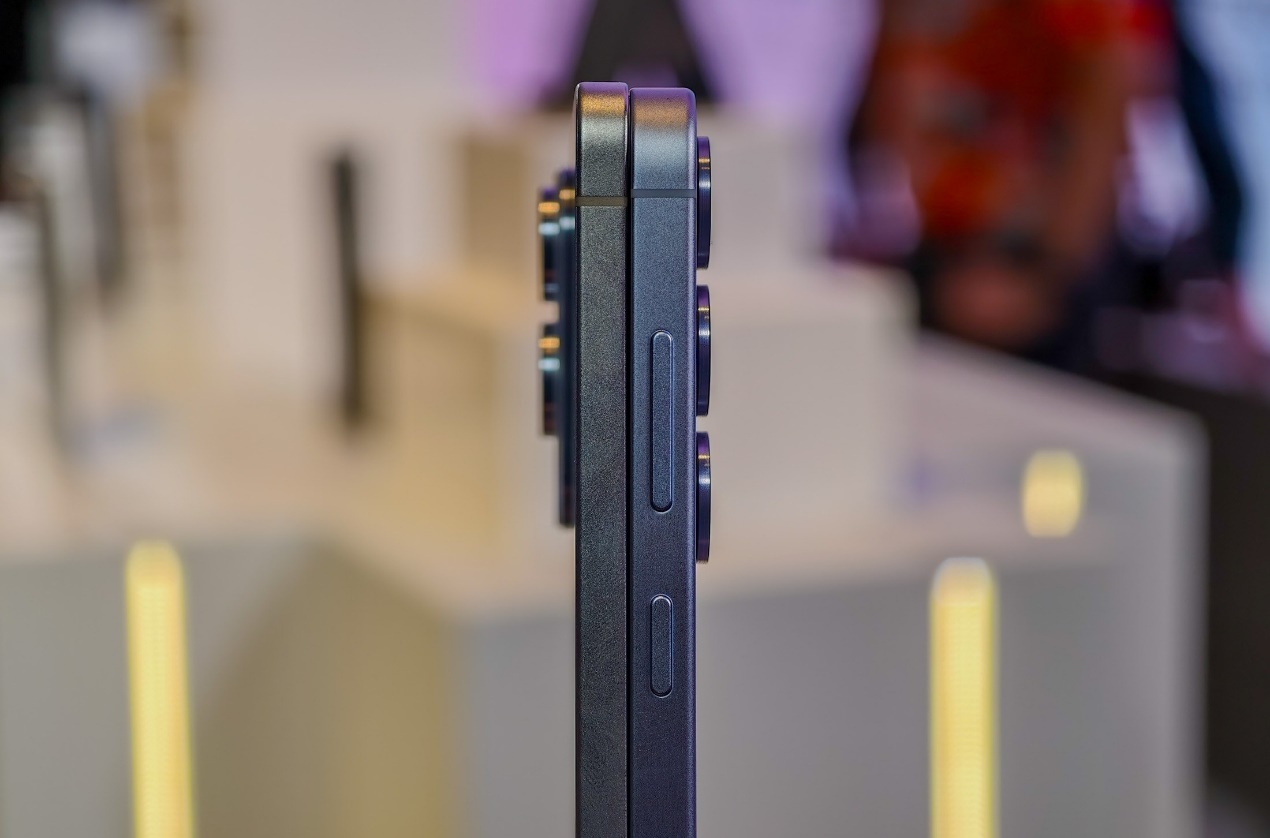 Samsung Galaxy S25 Edge next to Galaxy S25 Plus